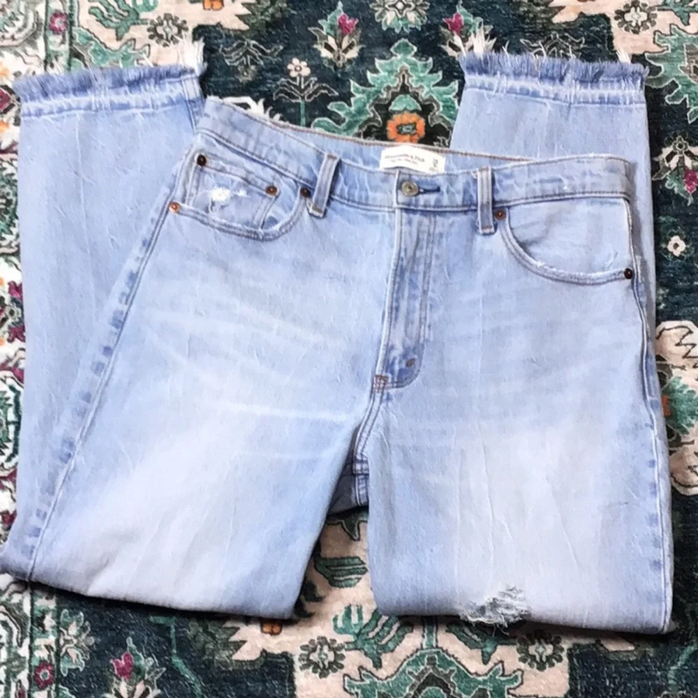Abercrombie ‘High Rise Mom Jean’ Frayed Ankle Distressed Denim Sz.29/8R - Picture 1 of 12